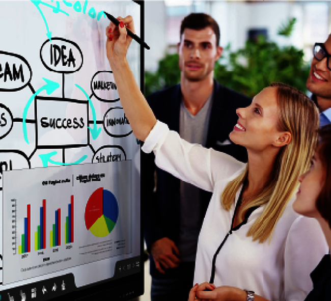 Le tableau interactif RICOH A8600 offre une expérience de collaboration fluide avec un écran 4K et une connectivité avancée